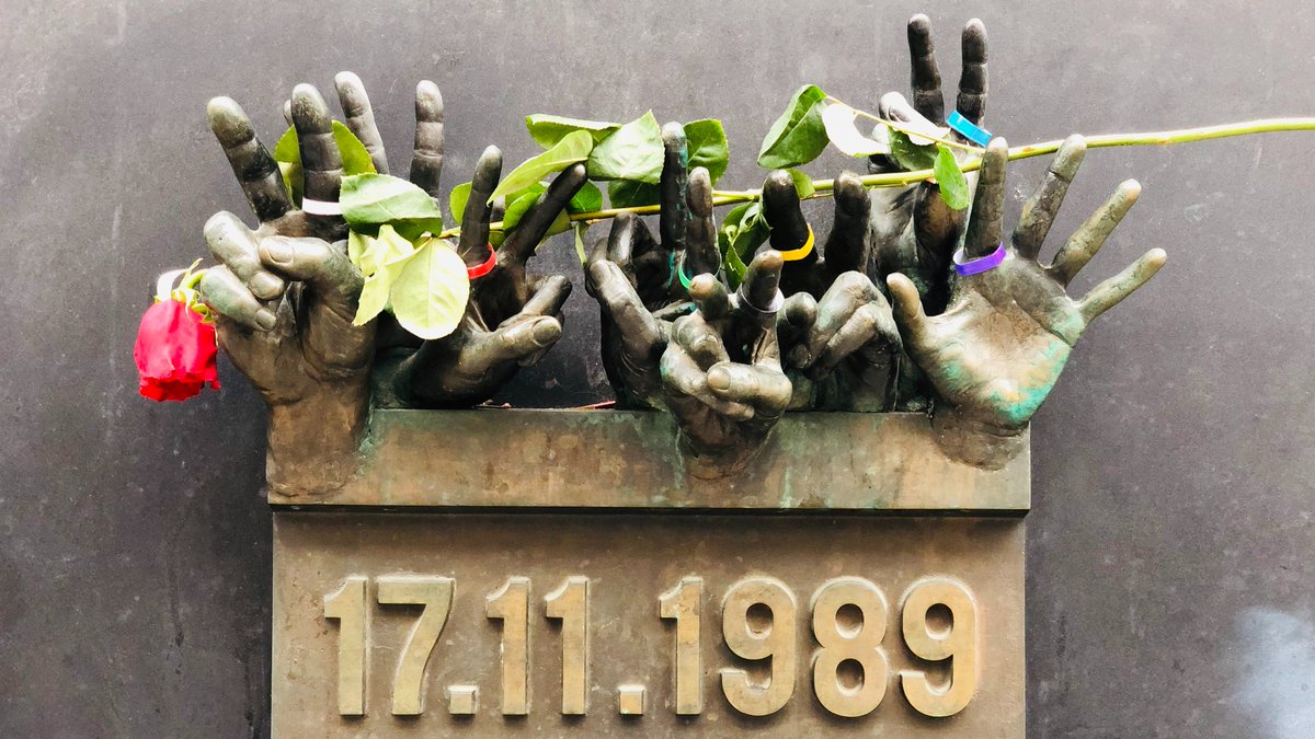 Czechoslovakia's Velvet Revolution began on this day 32 years ago, November 17, 1989, when police violently quelled a student protest in Prague. Six weeks later Václav Havel was elected president as over four decades of Communist one-party rule finally came to an end. 🇨🇿✌️