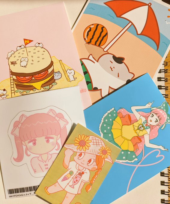 ねね子さん @szzfpHUHTsxqaZS の作品たち!!!

どれもめちゃくちゃにかわいい!!
少ない線でこれだけたくさんの表現ができるのって本当にすごい
ずっとお迎えしたかった女の子のシールもかわいすぎる
線と塗りのカラーセンスが素晴らしいのよ……!

ねこちゃんのポスカも…♡

もう言葉にならない 