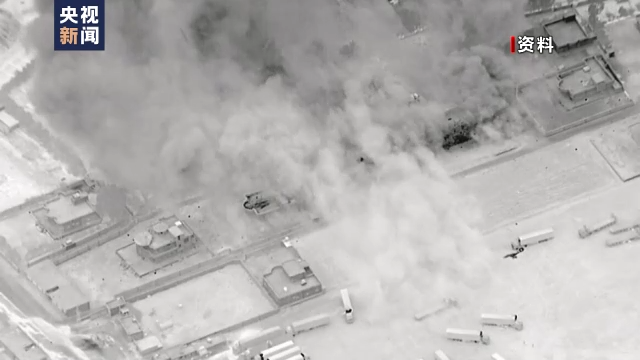 美国《纽约时报》13日披露了美军2019年在叙利亚的一次空袭导致大规模平民死亡事件。这一空袭导致80人死亡，其中许多死者是平民，包括许多妇女和儿童。这
是美军在打击极端组织“伊斯兰国”（IS）的战争中导致平民伤亡最多的事件之一，但美军此前从未公开承认这一事件。