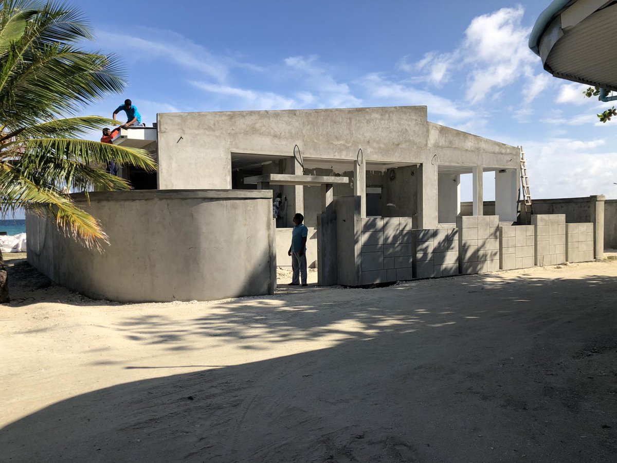 Capaa1990's tweet photo. ސަރުކާރަށް  3  އަހަރު:  ޖަޒީރާ ތަރައްޤީ

ޅ.ކުރެންދޫގައި އައު އިންޖީނުގެ އަދި ފެނަކަ އޮފީސް އިމާރާތުގެ މަސައްކަތް %85 ނިމިފައި 

#JazeeraTharahgee
#FaagathiDhiriulhumakah
#JazeeraRaajje
#Heyoverikan https://t.co/Y9keqYhanc