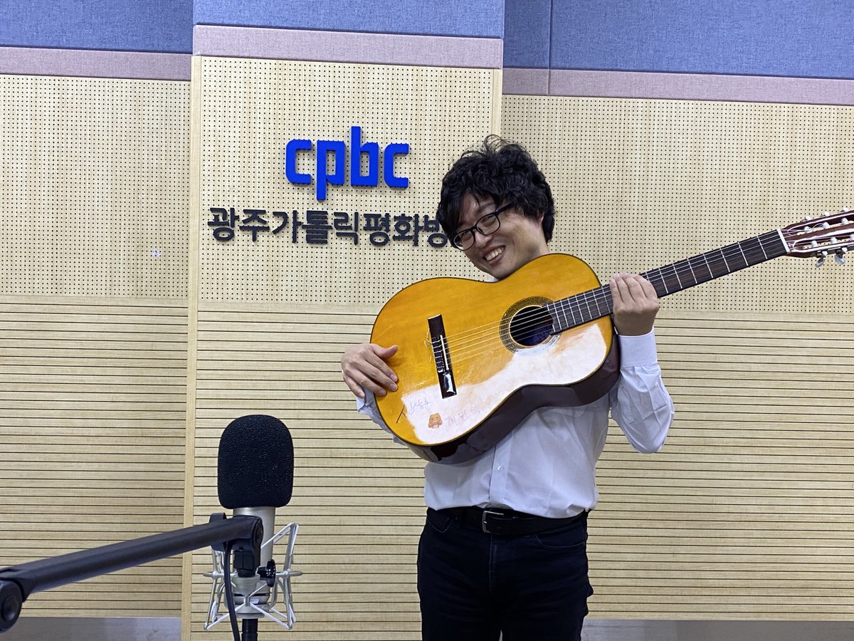 kjpbc's tweet photo. ** 생활성가 선물가게

방송 다시보기==> https://t.co/2mtaAXE2Z1

-이 시간은 찬양사도들을 직접 스튜디오로 
초대해서 라이브로 함께합니다. 
오늘은 트로트 성가의 길을 개척한 
계만석 프란치스코 찬양사도와 함께합니다. https://t.co/60kb8xoRJo