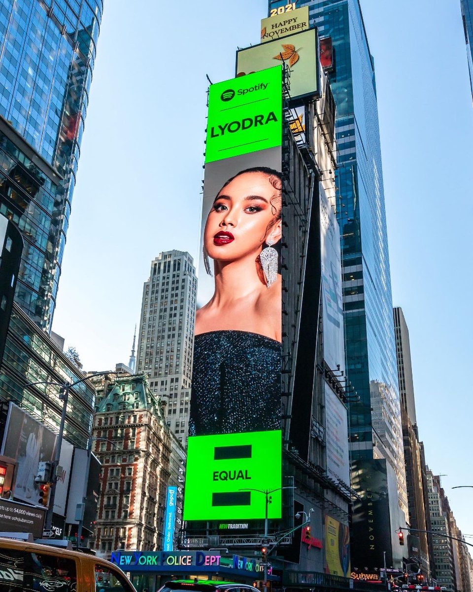 imlyodra's tweet photo. Surprise!!! I’m shakingggggg😭 Thank God 🙏🏻❤️ #SpotifyEQUAL #NewYorkTimesSquare https://t.co/rUOzznRiLn