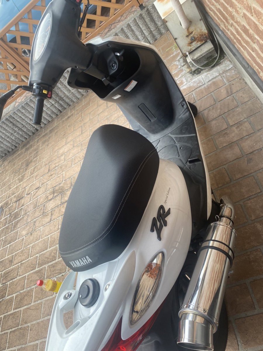 taketo05174's tweet photo. ZR売ります
フル純正
マフラーだけ変わってます
走行距離24000
タイヤの溝もあります
状態すごく良いです。
気になったことあればDMお願いします！
#原付売ります
#ZR売ります
#ZX売ります
#アドレス売ります
#シグナス売ります
#スクーター売ります
#単車売ります https://t.co/SkvlOOUv6q