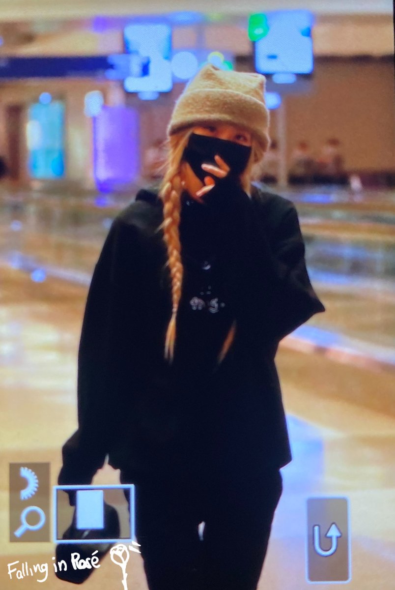 FALLING IN ROSÉ tweet media