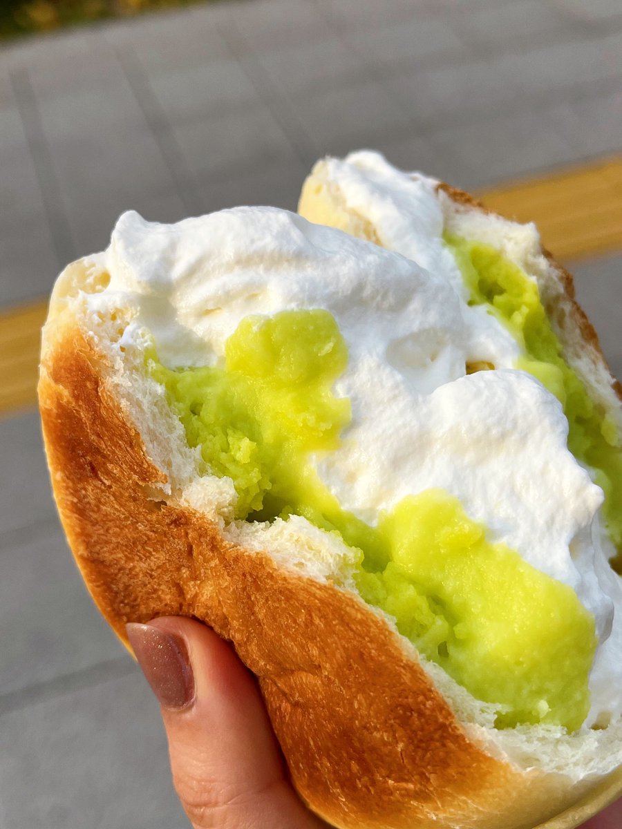 BBERRY_V's tweet photo. 메론빵만 14년 연구한 메론빵집 🍈🍞 
목동-카멜리온
메론크림빵 너무 맛있어 .. 메론크림빵 꼭 먹어봐 진짜 맛있어 오리지널 메론빵은 부드럽고 담백하구 메론크림빵<< 이게 진짜야 .. 오사카에서 먹었던것보다 더 맛있어 귀여워 또 생각나 https://t.co/fpZg37xGTQ