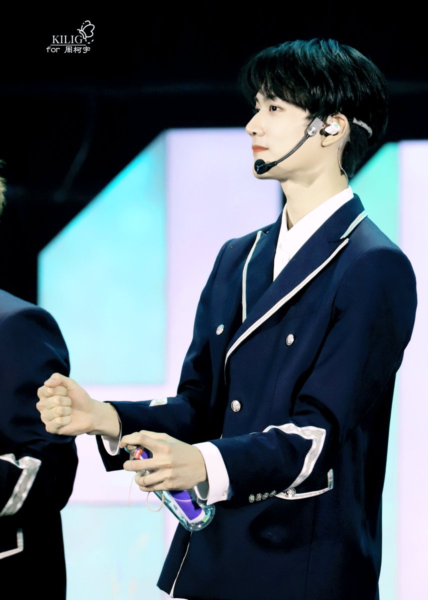 𝟮𝟭𝟬𝟰𝟬𝟵 - 𝗙𝗮𝗻𝗺𝗲𝗲𝘁𝗶𝗻𝗴 𝗗𝗼𝗸𝗶

"Look at the stars,
Look how they shine for you."

#ZhouKeyu #周柯宇 #DanielZhou