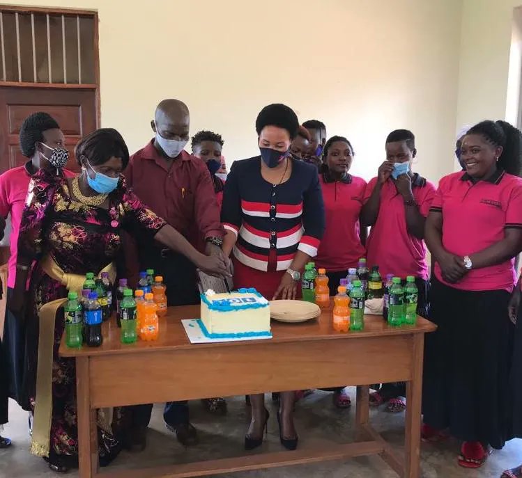 En dat zijn 100WEEKS! In het Oegandese Nsamu vierden 100WEEKS-medewerkers en deelnemers onlangs in een 'afstudeerceremonie' dat ze het programma voltooid hadden. In 2019 waren zij de eerste 100WEEKS deelnemers in Oeganda!

#100weeks #uganda #cashtransfers