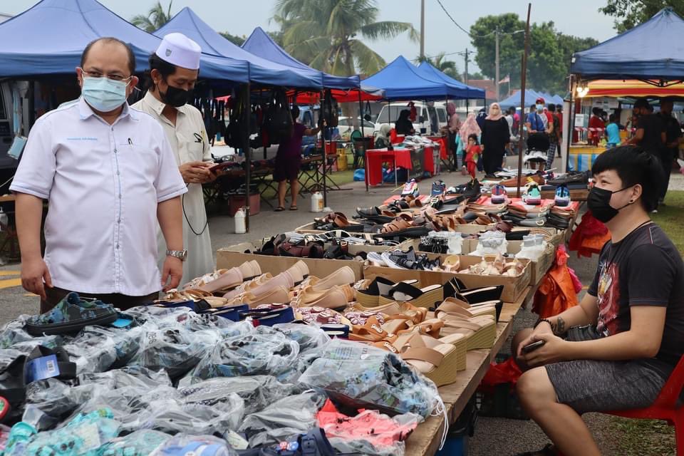ShamsulComms's tweet photo. DS @shamsuliskandar menyantuni peniaga-peniaga di Pasar Malam Krubong sambil membeli juadah-juadah untuk petugas jentera N.13 Paya Rumput yang telah bekerja keras untuk Pilihan Raya kali ini.
Jgn lupa jentera online YB!
#sam2u
#pakatpakatrakyat
#payarumputdihatiku https://t.co/sAuU5sAUjn