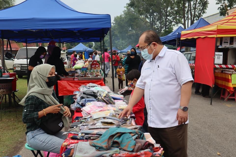 ShamsulComms's tweet photo. DS @shamsuliskandar menyantuni peniaga-peniaga di Pasar Malam Krubong sambil membeli juadah-juadah untuk petugas jentera N.13 Paya Rumput yang telah bekerja keras untuk Pilihan Raya kali ini.
Jgn lupa jentera online YB!
#sam2u
#pakatpakatrakyat
#payarumputdihatiku https://t.co/sAuU5sAUjn