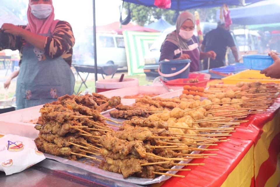 ShamsulComms's tweet photo. DS @shamsuliskandar menyantuni peniaga-peniaga di Pasar Malam Krubong sambil membeli juadah-juadah untuk petugas jentera N.13 Paya Rumput yang telah bekerja keras untuk Pilihan Raya kali ini.
Jgn lupa jentera online YB!
#sam2u
#pakatpakatrakyat
#payarumputdihatiku https://t.co/sAuU5sAUjn