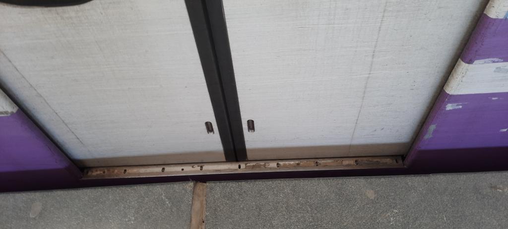 hasikaraja's tweet photo. @RailMinIndia look at the gap between station and metro. Kolkata kavi shubhash metro station. Its very dangerous for passengers. https://t.co/iXDQTzDRLA
