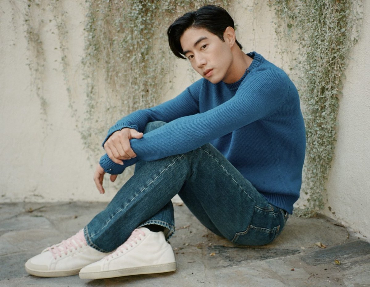 ONPOINT_MP's tweet image. That's 'SAINT LAURENT'👀

ROUND-NECK SWEATER -NAVY BLUE-
$890

COURT CLASSIC SL/39 MID-TOP SNEAKERS IN CANVAS AND LEATHER -OFF WHITE w/Pink SL-
$625

#MarkTuan #Mark #段宜恩 #마크 
#SaintLaurent