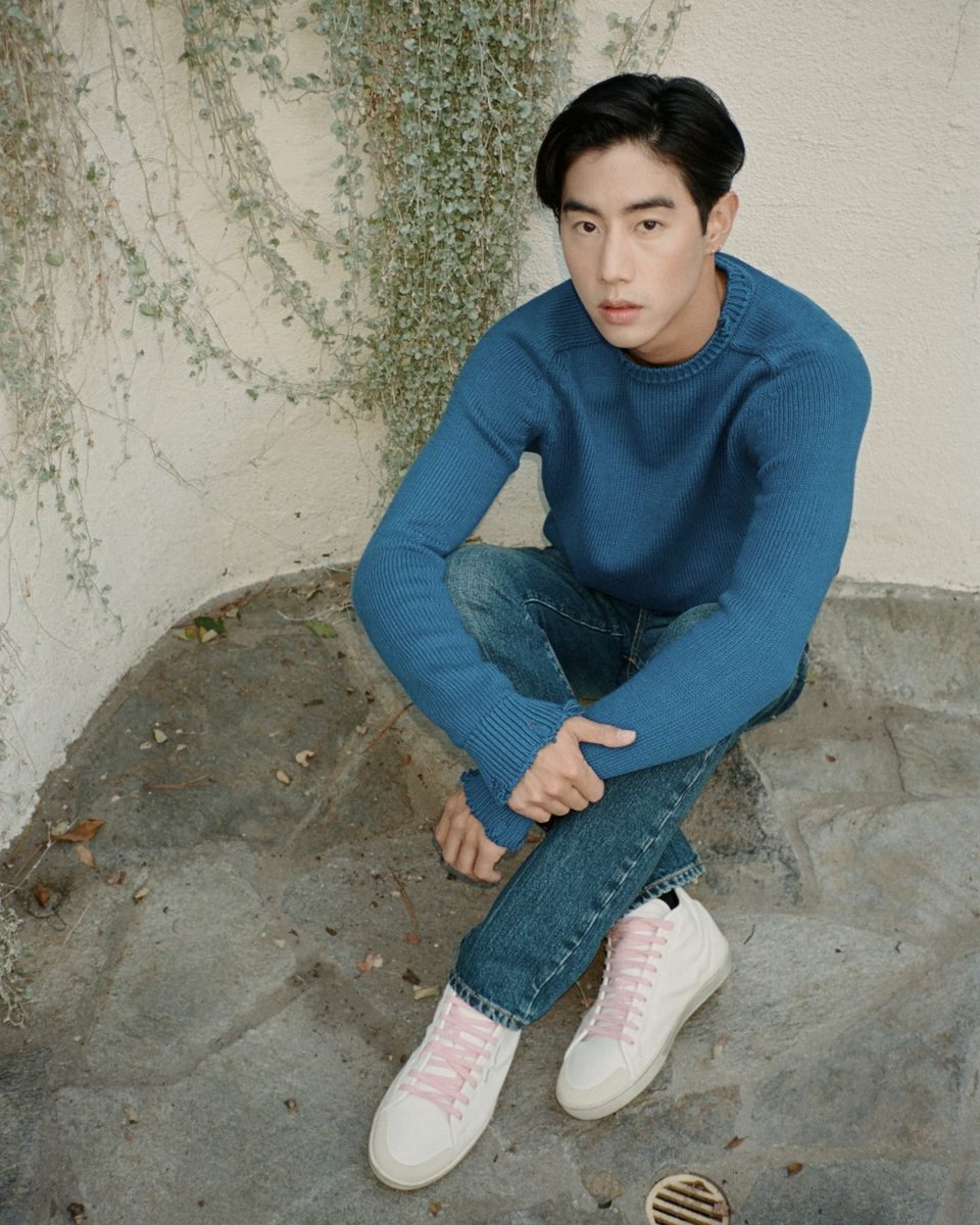 ONPOINT_MP's tweet image. That's 'SAINT LAURENT'👀

ROUND-NECK SWEATER -NAVY BLUE-
$890

COURT CLASSIC SL/39 MID-TOP SNEAKERS IN CANVAS AND LEATHER -OFF WHITE w/Pink SL-
$625

#MarkTuan #Mark #段宜恩 #마크 
#SaintLaurent