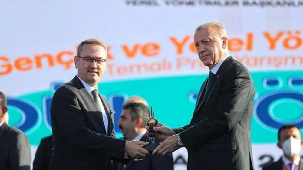 Başakşehir Belediyesi, İstanbul Gençlik Oyunları ile AK Parti Yerel Yönetimler Başkanlığınca düzenlenen festivalde ödüle layık görüldü. Başakşehir Belediye Başkanı Yasin Kartoğlu, gençlik ödülünü Cumhurbaşkanı Recep Tayyip Erdoğan’ın elinden aldı.
<a href="/RTErdogan/">Recep Tayyip Erdoğan</a> <a href="/yasinkartoglu/">Yasin Kartoğlu</a>