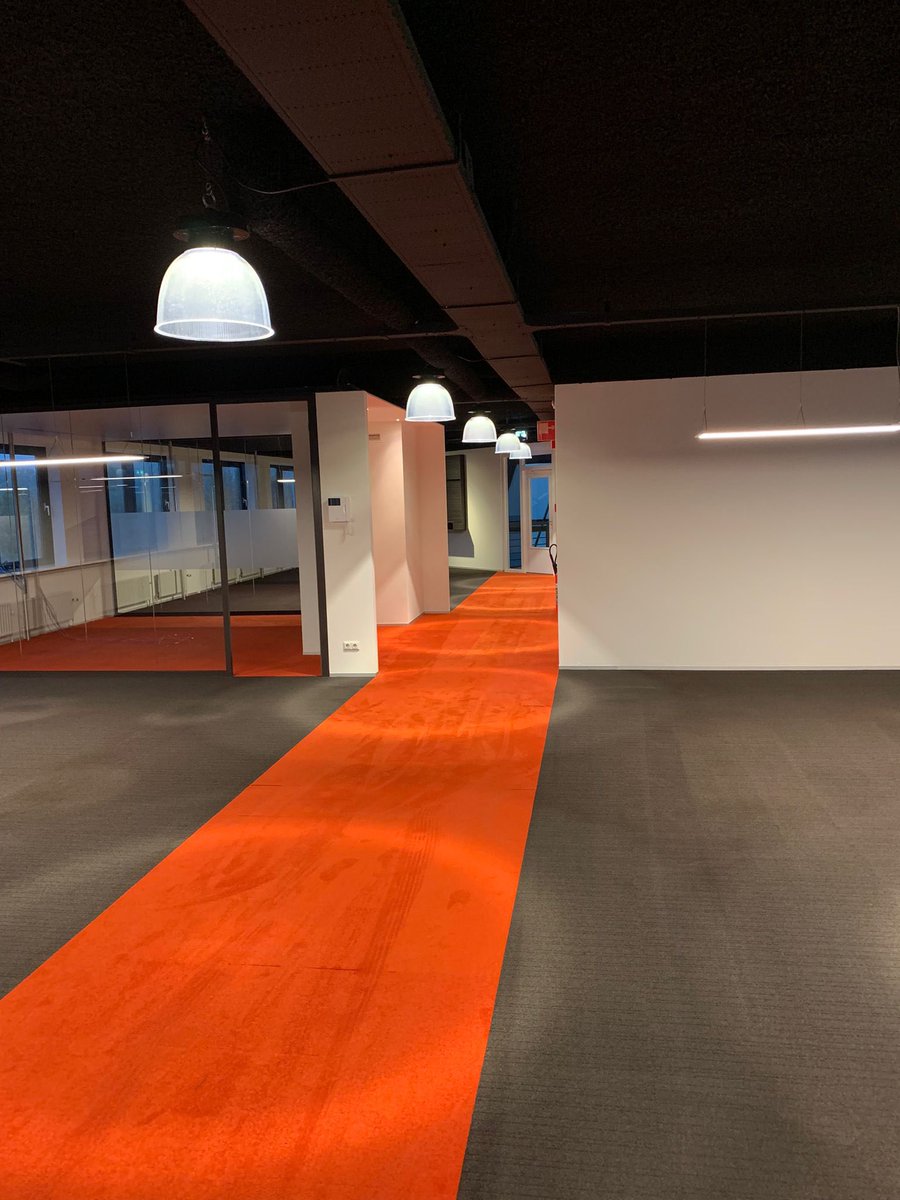 Transvenlo's tweet image. Ons nieuwe kantoor is weer helemaal schoon dankzij Cabooter Facility en fris geschilderd door Bisschops schildersbedrijf @Roeliebiss .
Wat hebben we er zin in! #trots