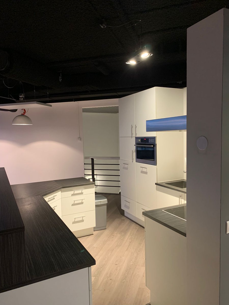 Transvenlo's tweet image. Ons nieuwe kantoor is weer helemaal schoon dankzij Cabooter Facility en fris geschilderd door Bisschops schildersbedrijf @Roeliebiss .
Wat hebben we er zin in! #trots