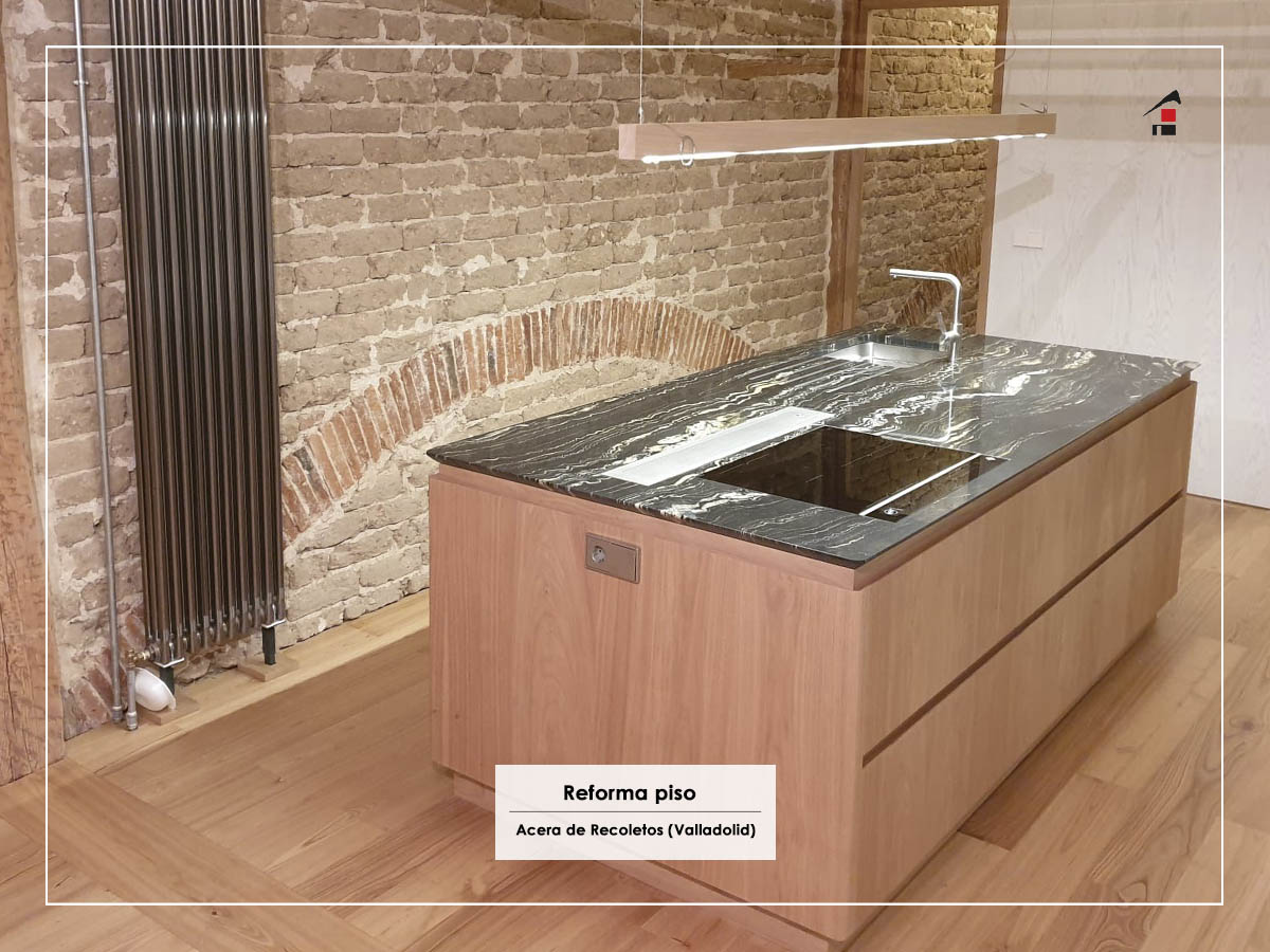 SV_Construccion's tweet photo. Hay #obras que, por su #arquitectura y por sus características, siempre permanecerán en nuestro recuerdo. Este #piso que reformamos en la Acera de Recoletos. La conservación de la pared de #ladrillo original, integrado con la isla de #mármol de la cocina fue todo un acierto. https://t.co/62HINqvGyj