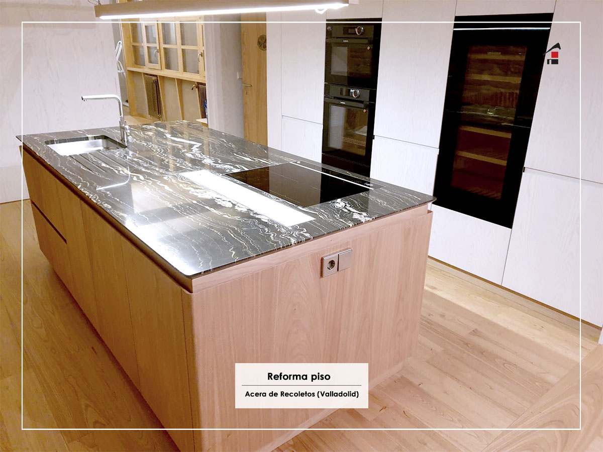 SV_Construccion's tweet photo. Hay #obras que, por su #arquitectura y por sus características, siempre permanecerán en nuestro recuerdo. Este #piso que reformamos en la Acera de Recoletos. La conservación de la pared de #ladrillo original, integrado con la isla de #mármol de la cocina fue todo un acierto. https://t.co/62HINqvGyj