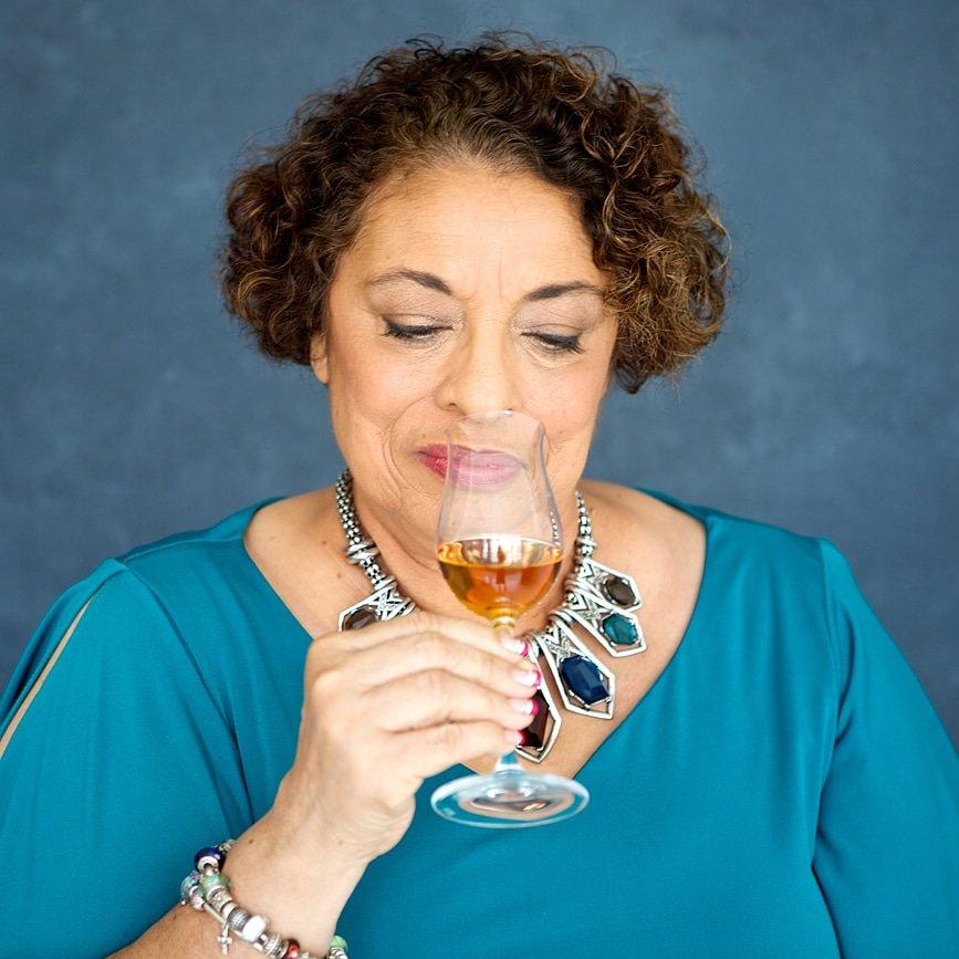 Coctelicismo's tweet photo. HOY HABLAMOS DE...
🇯🇲 #JoySpence, la primera maestra ronera del mundo y master blender de @AppletonEstate, la marca de ron premium de Jamaica. Artífice de Appleton 8 Years Old Reserve, 43% ABV, de aromas destacados a fruta, miel, vainilla, picante y roble.
https://t.co/1pgfGLMl9X https://t.co/HzjjkeMIiV