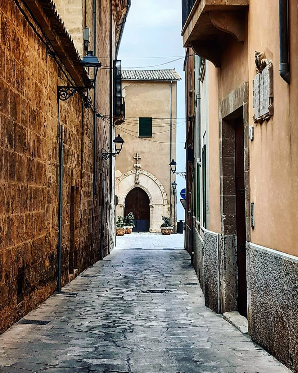passionforpalma's tweet image. Si recorremos este callejón del casco antiguo de Palma encontraremos un bellísimo museo y unas vistas espectaculares. ¿Vienes con nosotros? 😍

#VISITPALMA

📷silvia_explorer en Instagram