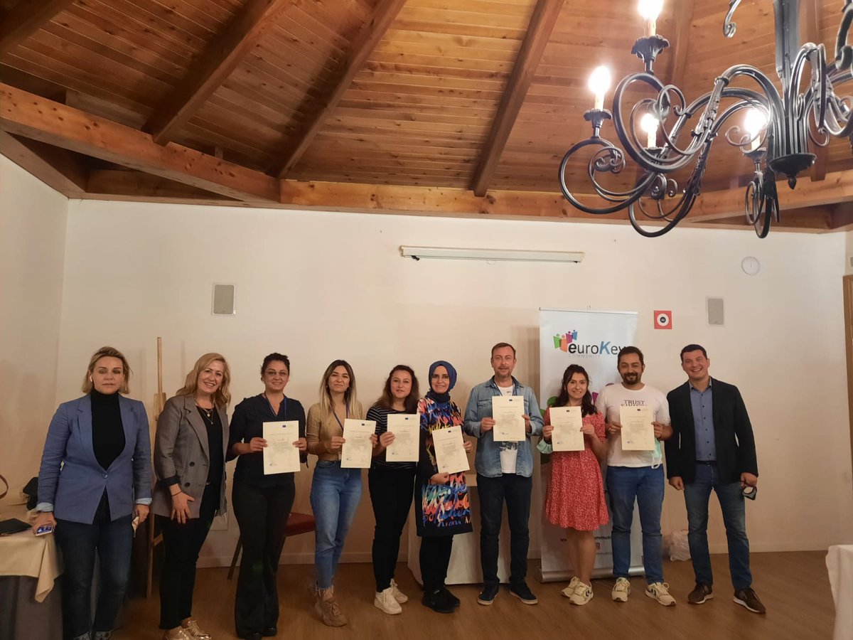 Diywe_Project's tweet photo. Tavşanlı İlçe Milli Eğitim Müdürlüğünce yürütülen #DIYWE projemizin son akışı İspanya'da gerçekleşti. Okulda Yaratıcı Düşünme Yöntemleri üzerine alınan 1 haftalık kursun içeriği Bayan MARILÓ AGUA tarafından eğlenceli bir şekilde sunuldu. Grubumuz için de harika bir deneyim oldu. https://t.co/jqZL9j9PA1