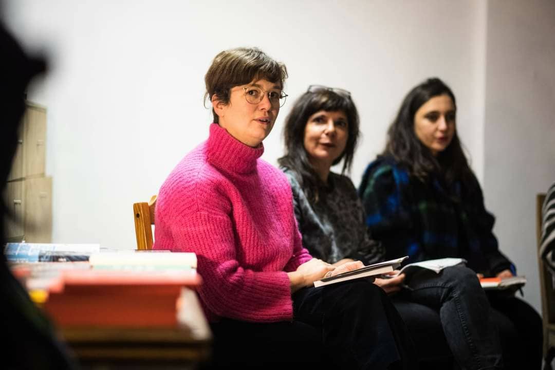 _baslesmasques's tweet photo. toujours un plaisir d'écouter les mots justes de Maud Simonet et Giulia Mensitieri qui nous ont soutenues durant ces 2 années de luttes.
Cette lutte n'est pas fini et nous reviendrons rapidement !
Merci Malkia Mutiri pour les photos de cette soirée haute en émotion. https://t.co/3C4I77N96P