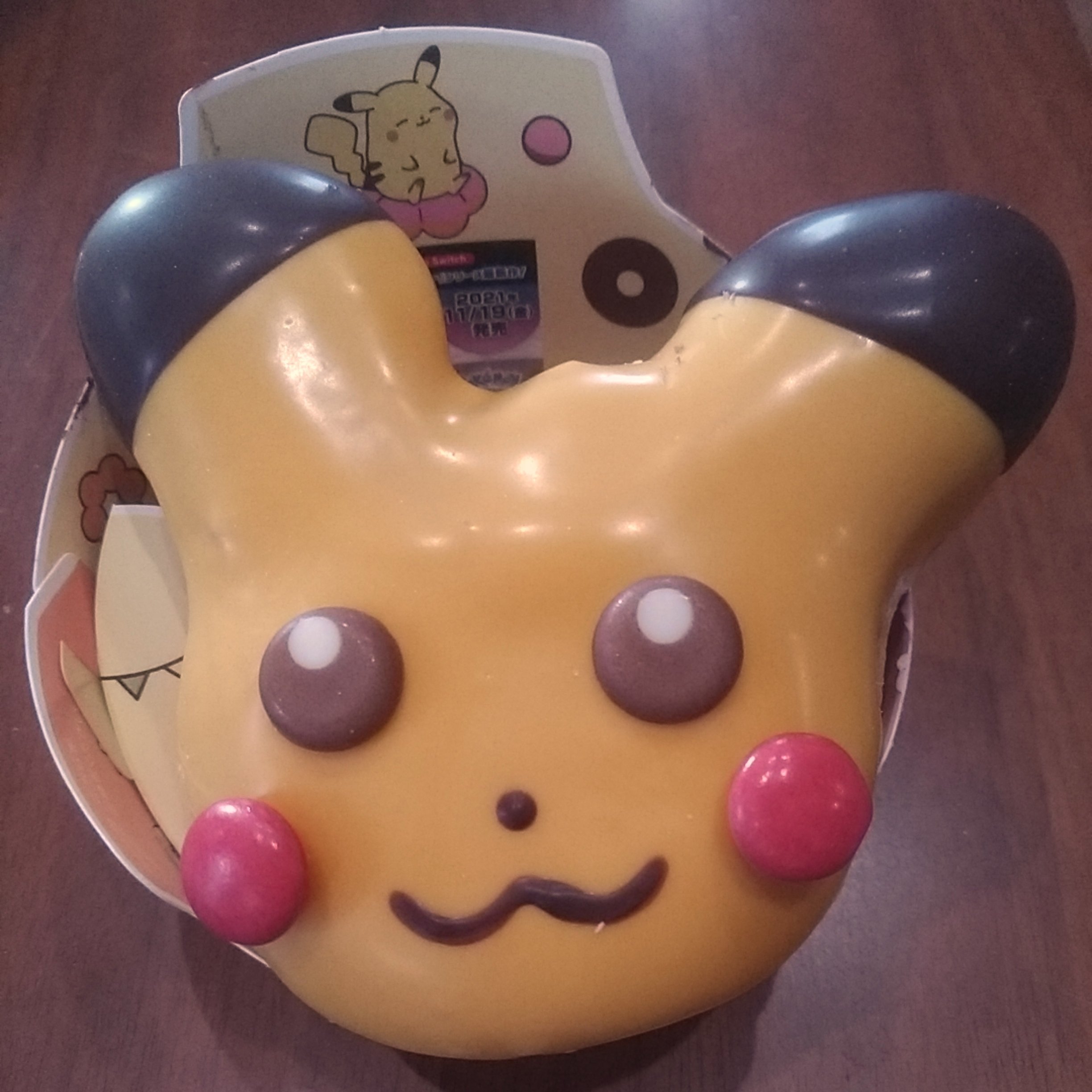 はつ はじめてのピカチュウドーナツ 中身はフワフワの生クリーム 冷蔵庫で冷やしたら プリン味チョココーティンがパリパリで美味しかった ピカチュウドーナツ ミスタードーナツ T Co Dgax35loal Twitter