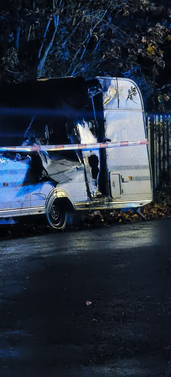 delirious_859's tweet photo. Caravan Fire!
46P1 (#maindee) in attendance to a deliberate caravan fire in #Newport, #wales last night. Stood down as on 19:30
CN61 AVY / #Scania #P280 / @SWFireandRescue https://t.co/qp4Ihv5j8p