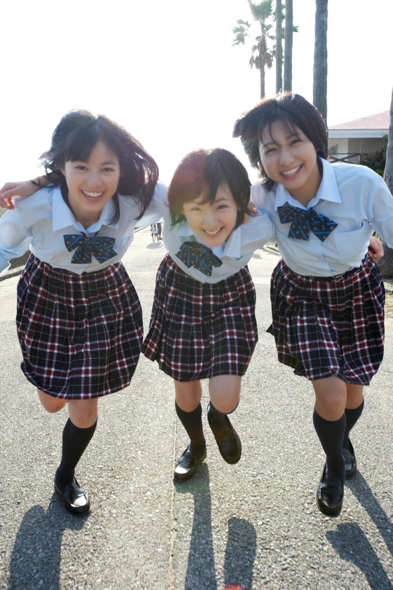 生田絵梨花・14歳、”制服”秘蔵グラビア解禁❣生駒里奈&市來玲奈と