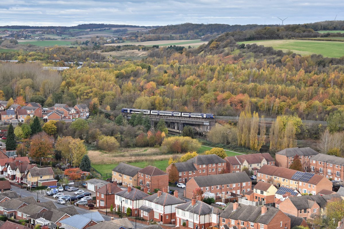 upsidedownhead5's tweet photo. Taken from the top of @EnglishHeritage Conisbrough Castle, here's a @northernassist Turbostar unit 170476 working 1W44, Sheffield to Scarborough. #railway #train #railpic #photography #autumn #northern #SouthYorkshire https://t.co/6HKLp9Yq4w