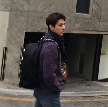 ohoksoo's tweet photo. sundo.

isang misteryosong lalaki ang namataan sa labas ng campus. at dahil dyan, nagkagulo ang mga marites.

a sejeong x sehun mini au https://t.co/z2gAeogmLF