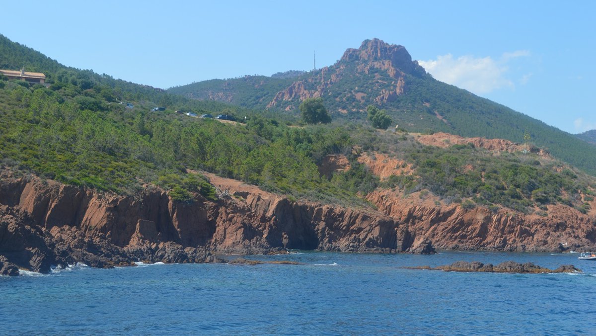 Ciel bleu et soleil sur les roches rouges de l'Estérel
#Estérel #MassifdelEstérel #VisitEsterel #cotedazur #CotedAzurFrance #FenetreSurLaCotedAzur #CornichedOr @MandelieuOTC @VilledeTheoule @EsterelCoteAzur @VisitCotedazur #MagnifiqueFrance