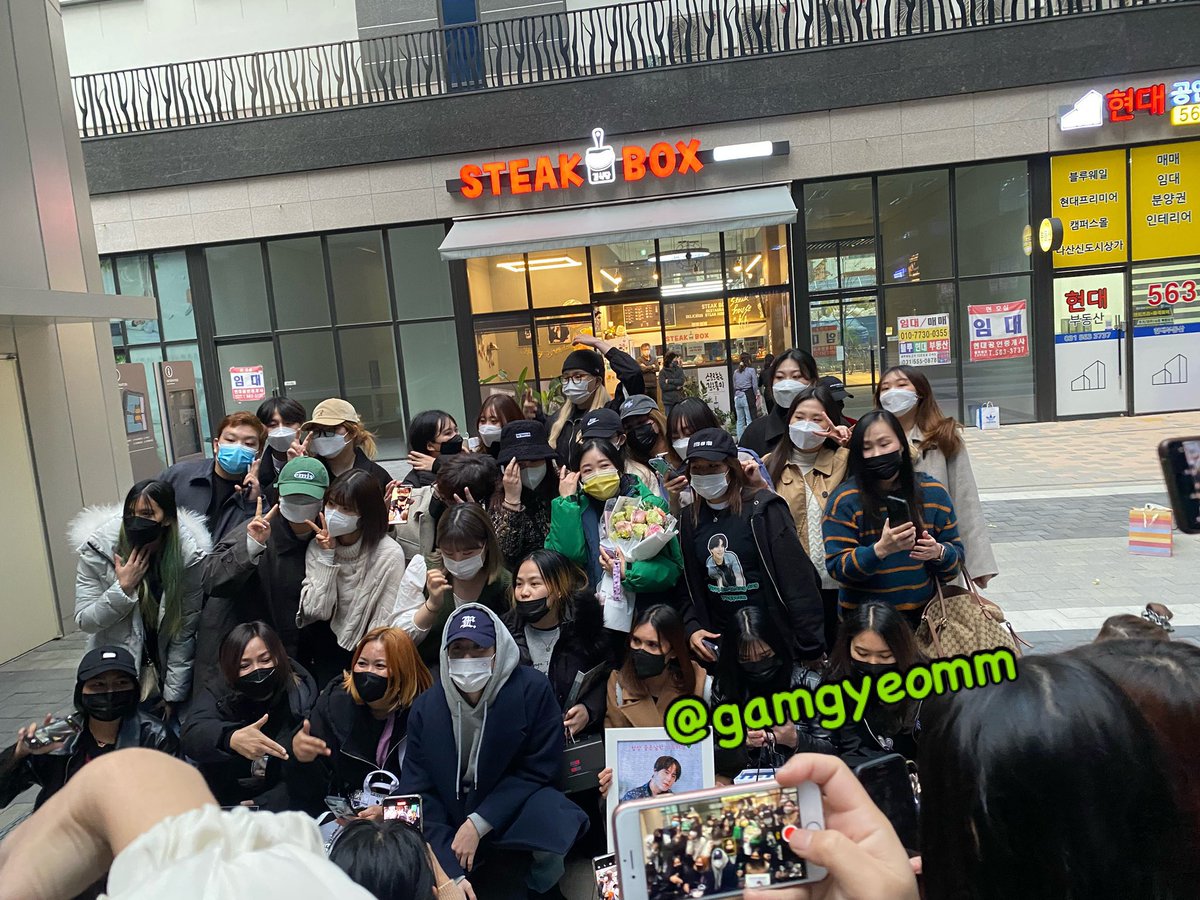 Yugyeom celebrated his birthday with ahgases at steak box and he even took pictures with all of them outside the restaurant 😭💗 he is so sweet!! 

#유겸 #Yugyeom