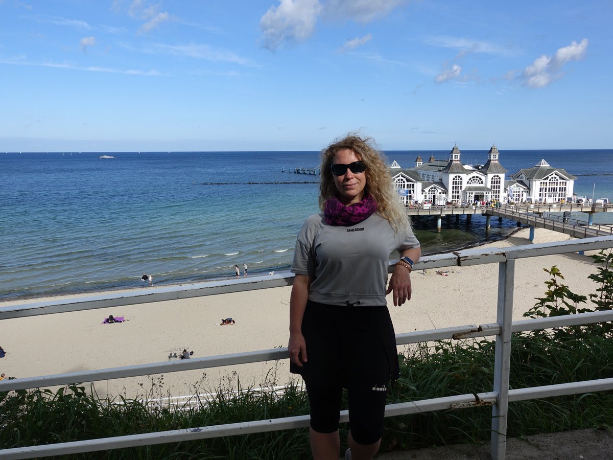 Lizzis_Welt's tweet photo. "Lizzi, siehst du dich als Blinde oder als Sehende?" Ich (gesetzlich blind, 5% Sehrest) grinse. Weder noch. Ich denke nicht von mir als Blinde oder Sehende. Sondern als Lizzi, deren eine Eigenschaft von vielen es ist, fast blind zu sein. 
#Inklusion #Incluencer #Sellin #werbinich https://t.co/SLV6XTefD0