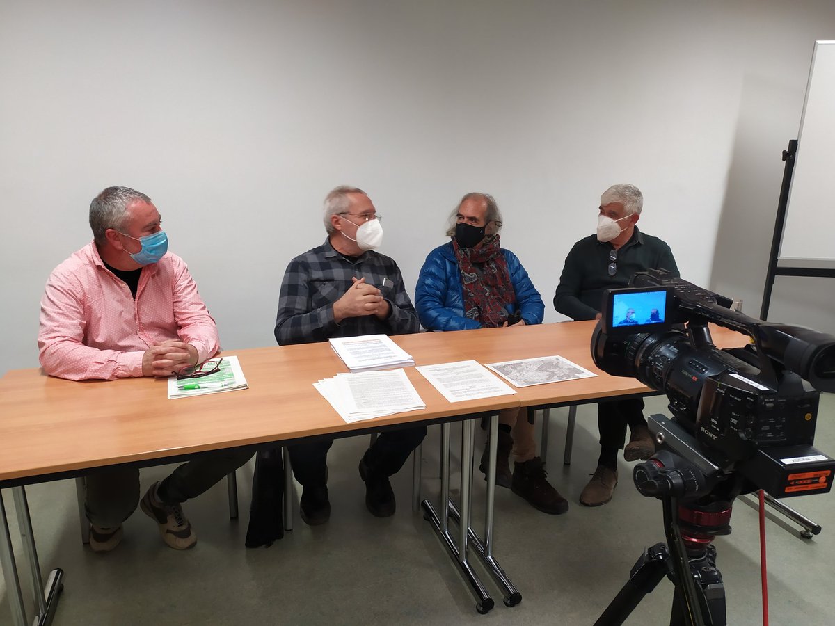 BoscVerd's tweet photo. GDT Pontons i @BoscVerd amb el suport de @SOSPenedes hem presentat al·legacions al Parc Eòlic Ferreres a Pontons per demanar que es desestimi. Es el tercer intent en un any. Volem agrair la feina al @xavibayer l'Humbert i al @FonsDefensaAmb
Més informació https://t.co/VKqfvyMmq0 https://t.co/Y6NiBl4Je4