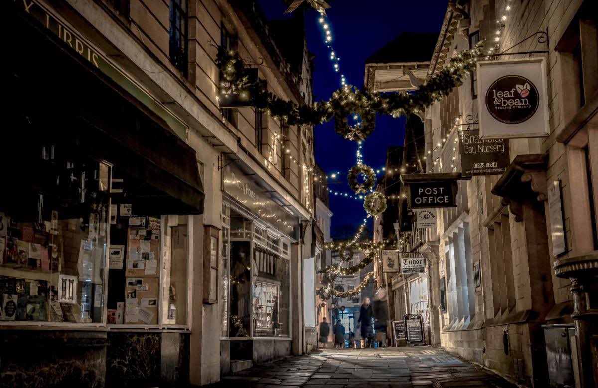 Littletripsapp's tweet photo. This pint-size town deserves more attention than it gets. Its pretty Georgian houses and former textile mills frame streets lined with small independent shops and cafes. Christmas light switch on takes place on the 26th Nov at 16:00 - 20:30 #bradforduponavon #christmasmarket https://t.co/7cmCaml9jA