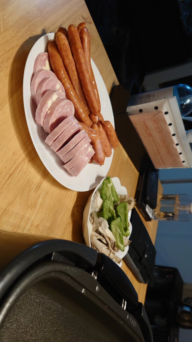 Tkdw3N8a74DhfKx's tweet image. 今日はソーセージ祭りじゃい！また酒が！