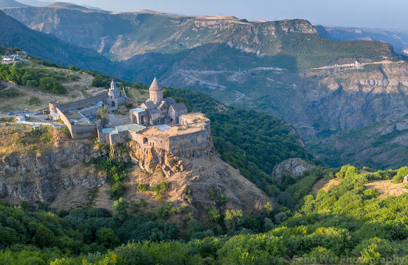 cestrosi's tweet photo. Après le #HautKarabakh, la Turquie et l'Azerbaïdjan s'en prennent au territoire souverain du #Syunik, occasionnant une quinzaine de morts. Face à ces agressions intolérables d'Alliev et Erdogan, l’#Arménie a besoin d’un soutien fort, sans réserve ni ambiguïté. https://t.co/EDZV0ZzXOu