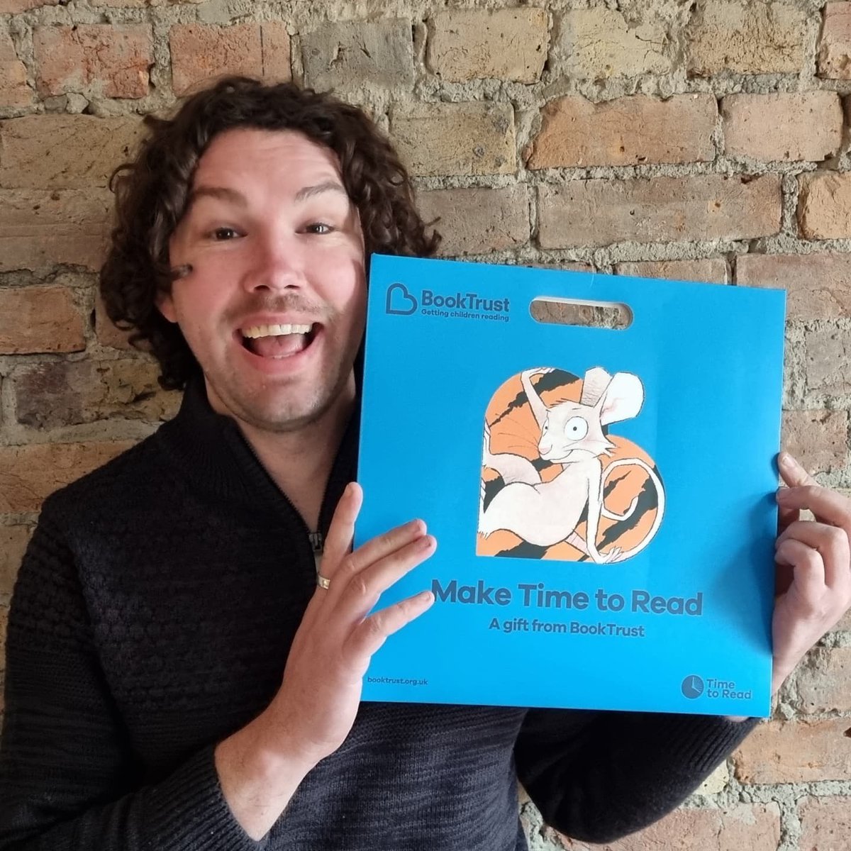 #NewProfilePic to celebrate <a href="/Booktrust/">BookTrust</a>'s #TimeToRead and #IAmATiger! 

🐭🐯💛📚 illus. by #RossCollins