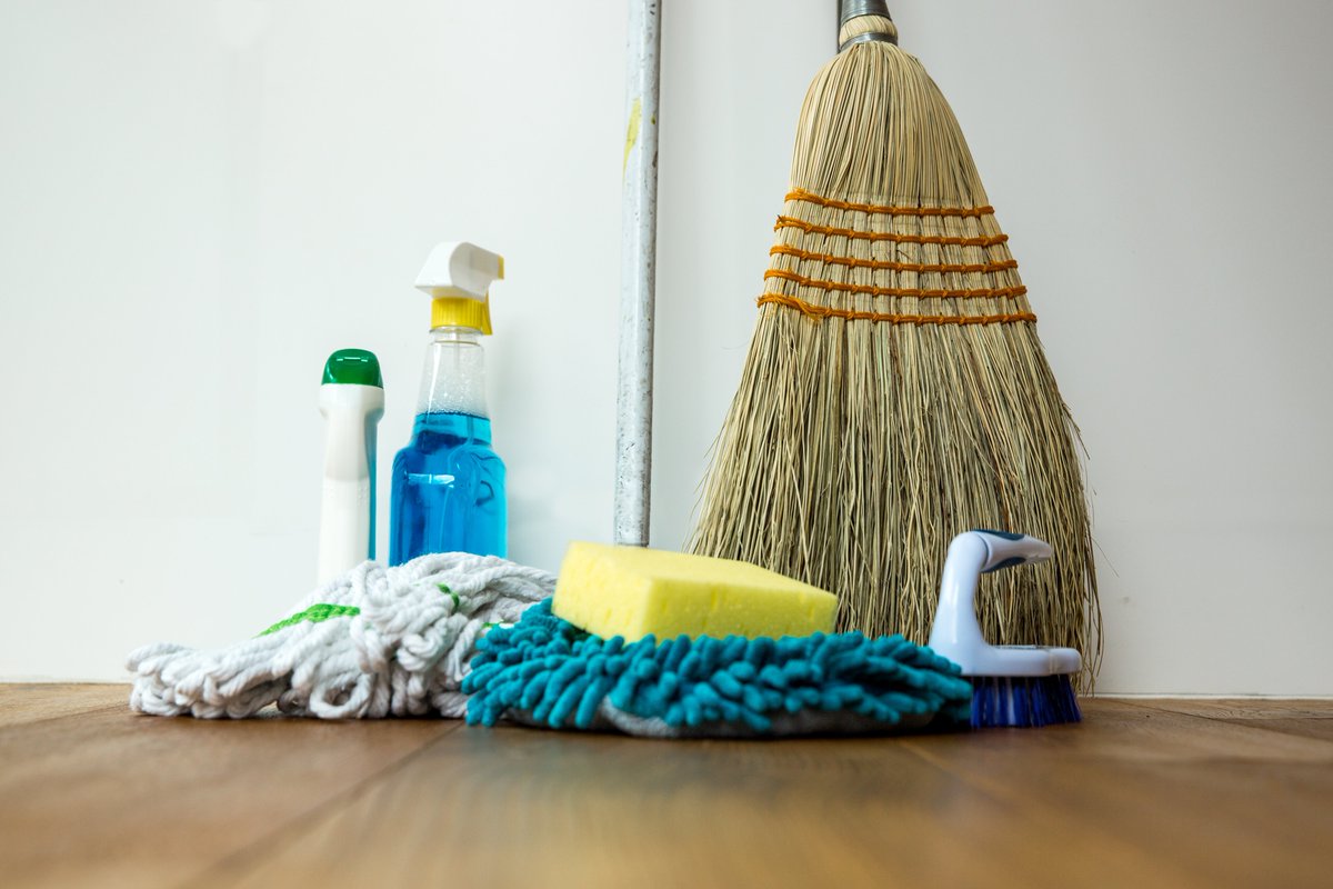 FamilySpace1's tweet photo. It's the middle of the week! Not even made a dent in the week's cleaning list? Never fear, Family Space are here! Professional cleaning services are what we do, so get in touch and boss that list! #ParisCleaning #ParisHousekeeping https://t.co/iyZnQaUwze