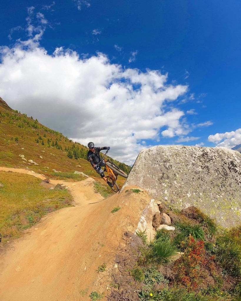 mtbswitzerland's tweet photo. Happy #wallridewednesday!
Via 📸 @matt_fribiker Forest Bump🐰
.
.
.
#mtbswitzerland #trailtänzer #forestbump #bellwald #bellwaldbikepark #bellwaldwallis #valaiswallis #mtb #outsideisfree #flowtrail #loveit #sundayfunday #mtblife #mtblove #swissmountai… https://t.co/X9nVbpoRDN https://t.co/FMNS1b9boW