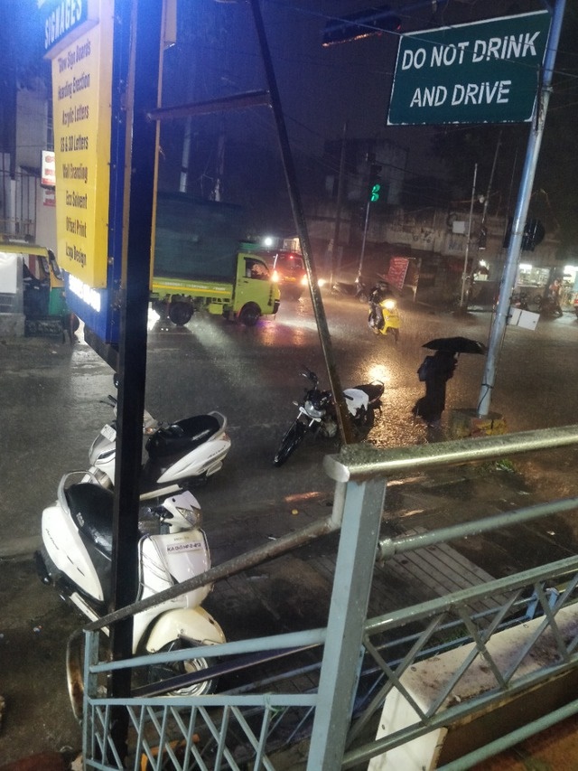 🙏🌦️ Bengaluru can take a breath of relief after couple days of downpour

This image was sent to us by our user Madhu from Bengaluru

#bengaluru #karnataka #rains #weather #monsoon #waterlogging #bengalurudiaries