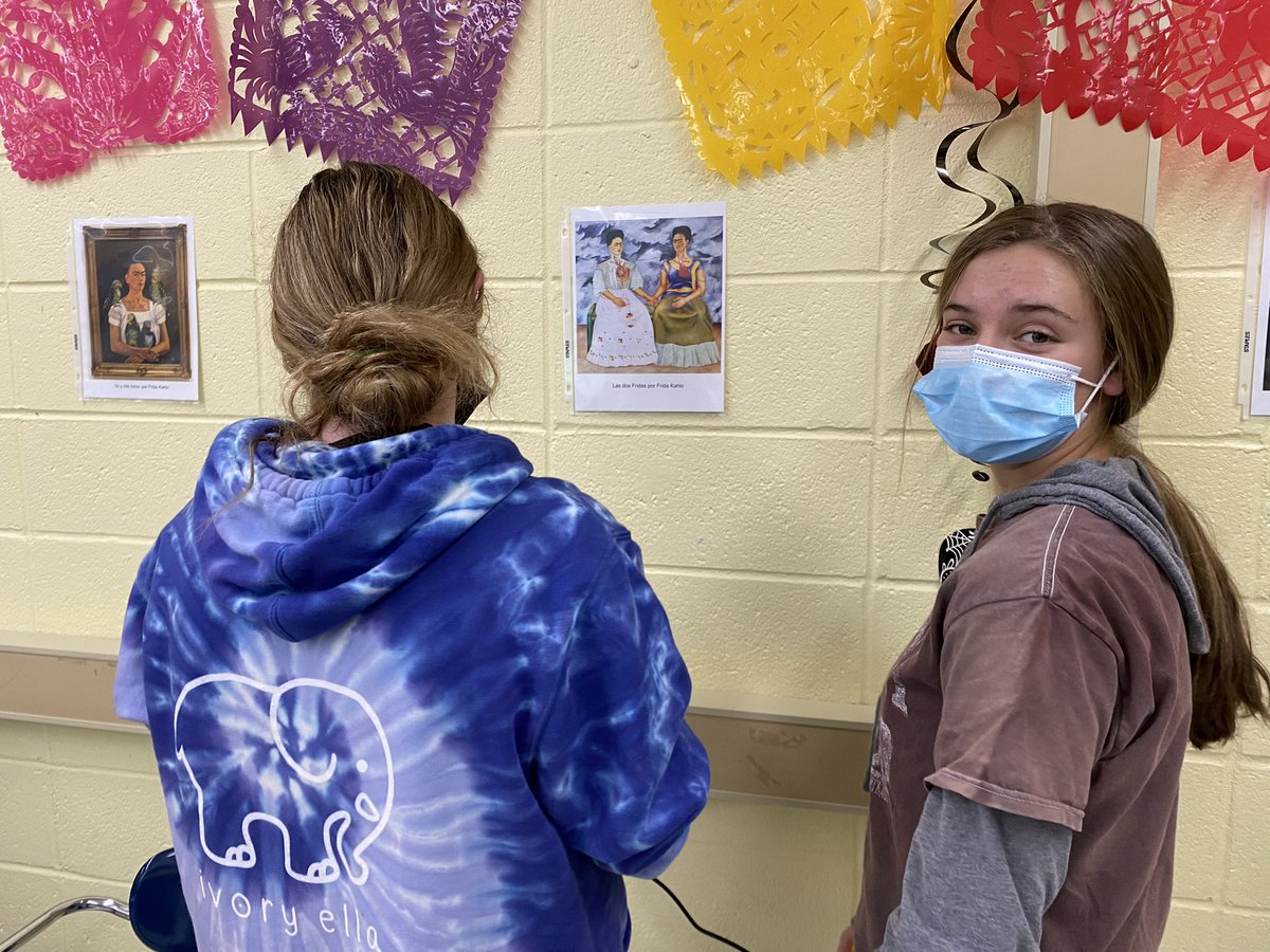 MmeNesfield's tweet photo. Sra. Ramos is educating  young minds through art and color in her Spanish 3R  class. ¡Si se puede! #arte #interdisciplinary #gallerywalk #CultureWins https://t.co/uZ09UXEa7k