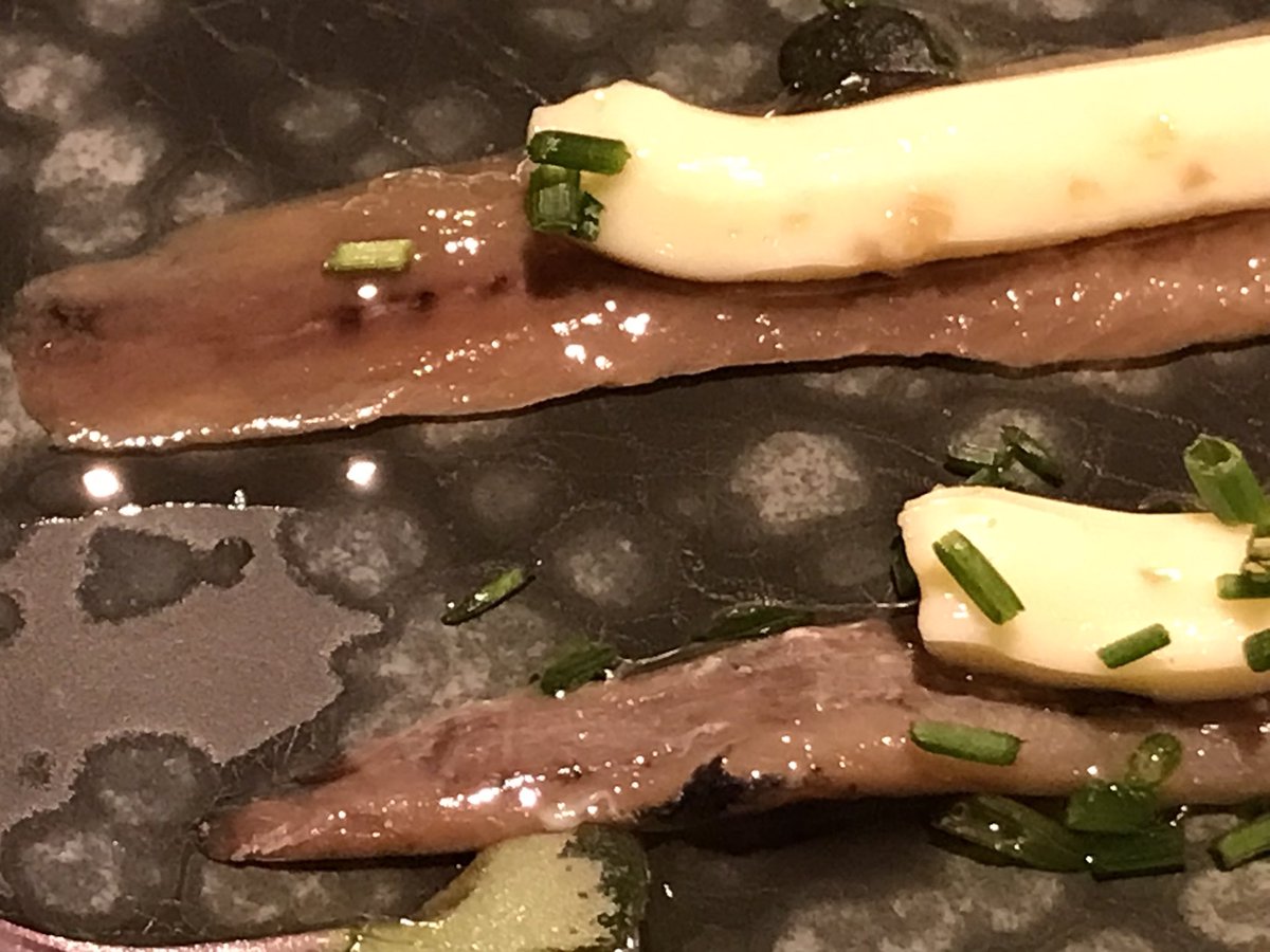 inigoladronm's tweet photo. Sensacionales y exquisitas las #antxoas con #mantequillatrufada del #restaurante @zaka_restaurante_bilbao de #SimónBolivar en #Bilbao #indautxu #bilbo #elbotxo #botxo #botxito #anchoas #mantequilla #trufa #gastronomía #gourmet #vizcaya #bizkaia #paísvasco #euskadi #basquecountry https://t.co/Qm8XxMJiQB