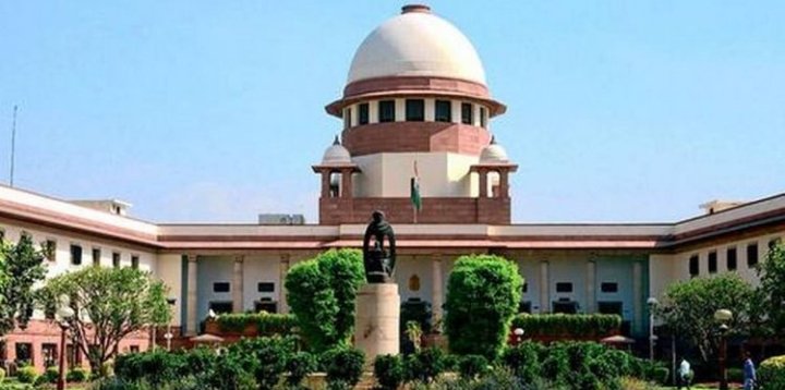 HindiHerald's tweet photo. Supreme Court : सुप्रीम कोर्ट ने टेलीविजन पर, अदालत से जुड़े मामलों पर बहस की सामग्री पर असंतोष व्यक्त किया। कहा कि टीवी डिबेट किसी भी चीज़ की तुलना में अधिक प्रदूषण पैदा कर रही है। #MediaDebates https://t.co/rDUiPVDmDC