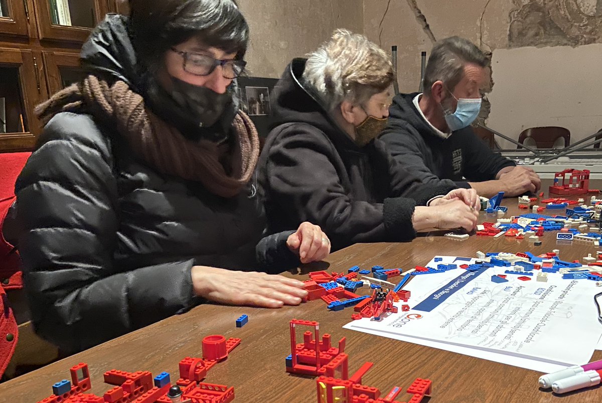 eone_abitare's tweet photo. Immaginare la #casa... con i mattoncini #LEGO! 🏗️
A #Villongo, il gruppo si è messo al lavoro per ragionare su spazi e attività comuni e in rete con il territorio. https://t.co/mBshA4mUwp