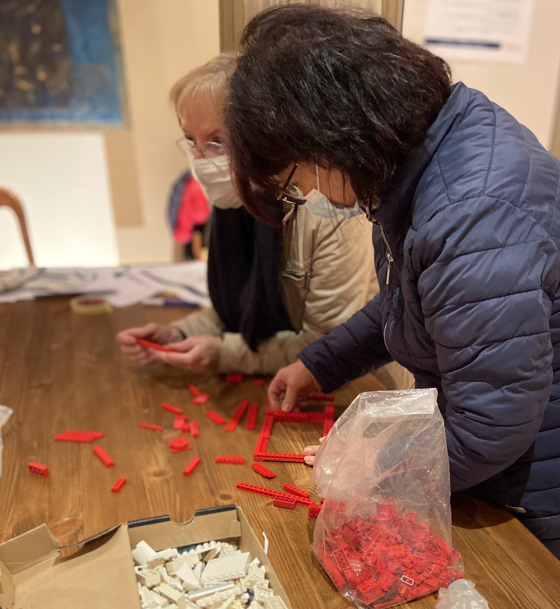 eone_abitare's tweet photo. Immaginare la #casa... con i mattoncini #LEGO! 🏗️
A #Villongo, il gruppo si è messo al lavoro per ragionare su spazi e attività comuni e in rete con il territorio. https://t.co/mBshA4mUwp