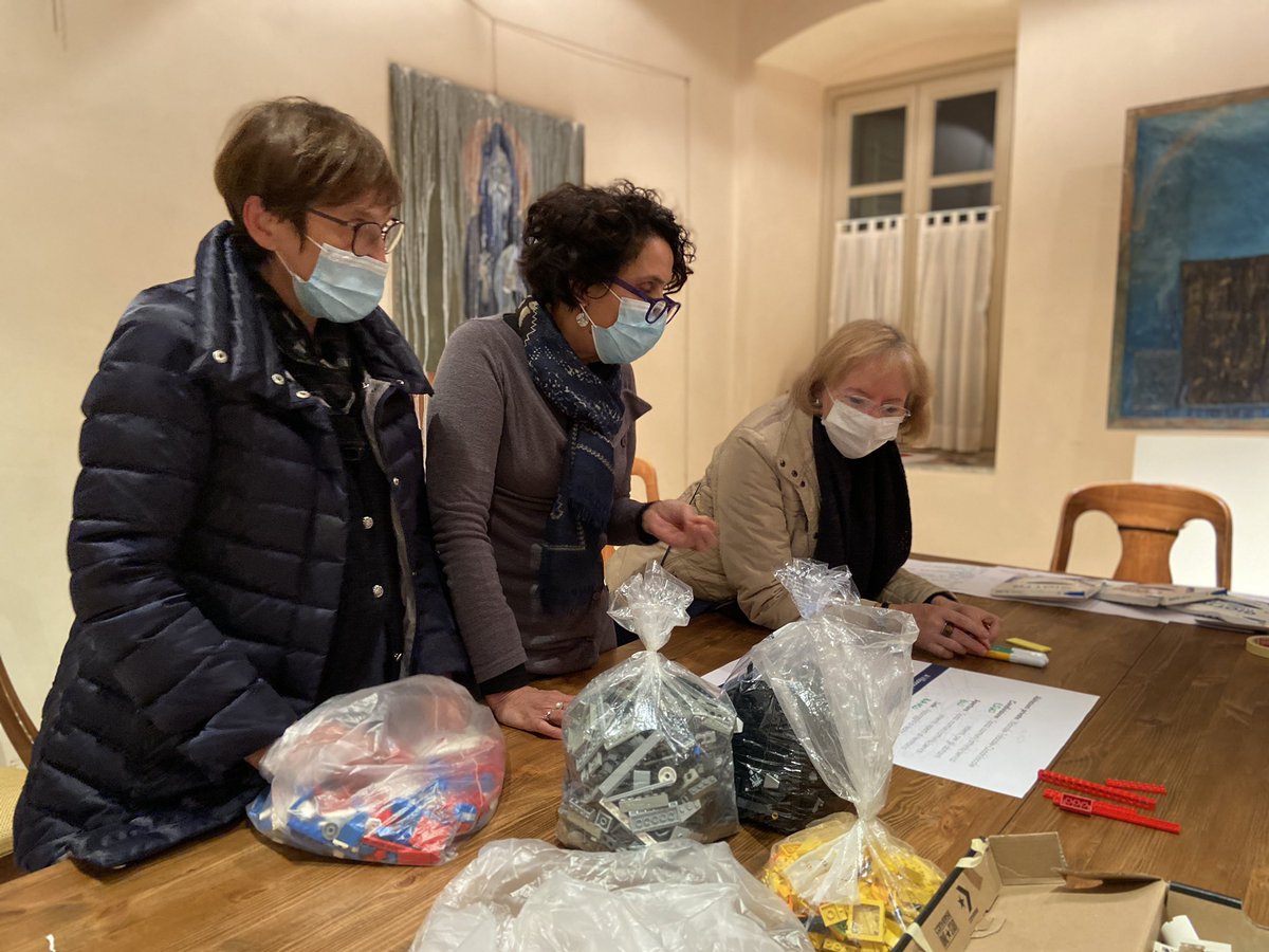 eone_abitare's tweet photo. Immaginare la #casa... con i mattoncini #LEGO! 🏗️
A #Villongo, il gruppo si è messo al lavoro per ragionare su spazi e attività comuni e in rete con il territorio. https://t.co/mBshA4mUwp