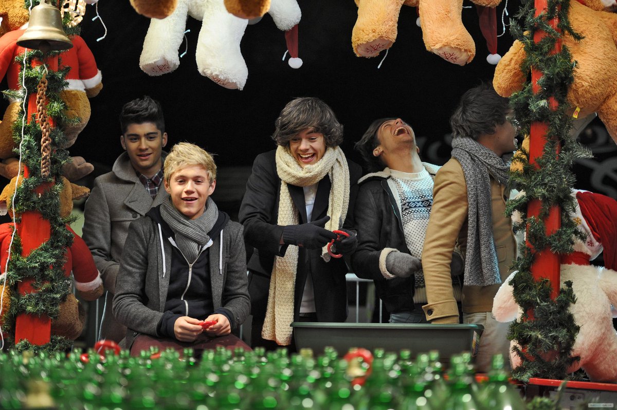 LouisOnThisDay's tweet photo. 📸 November 16 2011 - One Direction is at Winter Wonderland in Hyde Park, doing a casual photoshoot, while enjoying the games. https://t.co/uReD5pQg8q