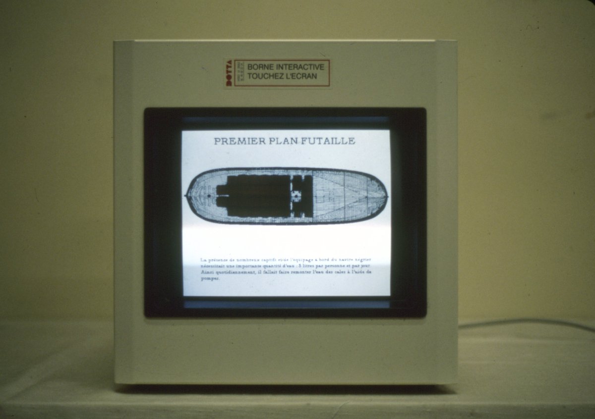 ChateauNantes's tweet photo. MDR problème de #connexion lundi notre tweet n'est passé [#Museum30] jour 15 Connexion
En 1992, les expositions à #Nantes étaient déjà connectées, à l’image de cette borne interactive présentée dans « Les anneaux de la mémoire »😂! poke @muzeodrome https://t.co/psDeFL8xO7